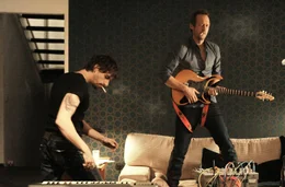Ben (Stephan Kampwirth, re.) rockt zusammen mit Dennis (Benedikt Blaskovic), seinem neuen WG-Mitbewohner.