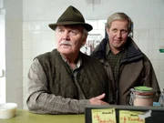 Gottfried (Wolfgang H&uuml;bsch, li.) ist entsetzt, dass das bestellte Wildschwein bereits verkauft ist (Harald Krassnitzer, re.).