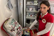 Vor Schichtbeginn &uuml;berpr&uuml;ft Assistentin Natasha Pesits den Inhalt ihres Notfall-Rucksacks.