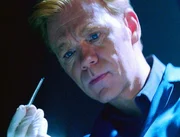 Volltreffer! Horatio (David Caruso) hat den Peilsender des get&ouml;teten Hundes gefunden. Mit dem Identifikationschip kann der Besitzer identifiziert werden.