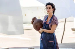 Salvadors Mutter Jacinta (Pen&eacute;lope Cruz) wollte immer nur, dass es ihrem Sohn gut geht. Leider hatten sie daf&uuml;r nicht die besten Voraussetzungen, denn aus Geldnot musste die Familie in einer Art H&ouml;hlenwohnung leben.