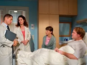 Auch Sabrinas (Katrin B&uuml;hring, 2.v.re.) bester Freund Rudi Heine (Mirko Reseg, re.) hat sich mit Mumps angesteckt. Doch das ist nicht alles. Dr. Eichhorn (Cheryl Shepard, 2.v.li.) und Dr. Kaminski (Udo Schenk, li.) haben den Verdacht, dass Rudi an Prostatakrebs erkrankt sein k&ouml;nnte.