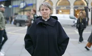 Lucy Winkett am Piccadilly Circus in London, sie war in den 1990er Jahren eine der ersten ordinierten Priesterinnen Englands.