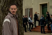 Gro&szlig;aufgebot der Stuttgarter Polizei: Als ein gefl&uuml;chteter Bankr&auml;uber eine Geisel nimmt, wird mit Hochdruck nach den beiden gefahndet. Die Beamten (Komparsen) machen sich auf alles gefasst: H&auml;lt er die Frau in ihrer eigenen Wohnung fest? Und was hat Andreas Buchholz (Robert Besta), der ehemalige Komplize des Bankr&auml;ubers, dort zu suchen?