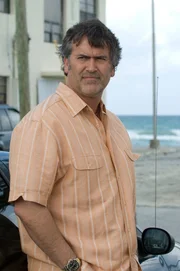 Sam Axe (Bruce Campbell), 1. Staffel