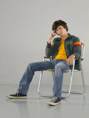 (4. Staffel) - Axl (Charlie McDermott) kann faul, selbsts&uuml;chtig und gemein zu seinen Geschwistern sein, doch ganz tief innen drin schlummert auch in ihm ein guter Kern ...