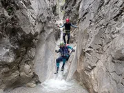 Personen beim Canyoning.