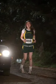 Sue (Eden Sher) muss sich in ihrem ersten Langstreckenlauf nicht nur mit ihren Teammitgliedern messen, sondern auch mit ihrem Bruder Axl, der am gleichen Tag sein Homecoming-Spiel hat ...