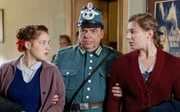 Betty und Paula werden aus dem Kino geworfen (v.li.: Sophie Stockinger, Alois Frank, Johanna Mahaffy).