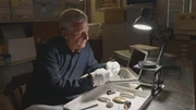 Keith Holland untersucht die Artefakte des Maple Leaf.