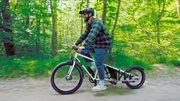 T&uuml;ftler Marcel Sayle aus M&uuml;nchen auf seiner Erfindung im Wald: einem Multifunktions-Fahrrad. Es ist sowohl wendiger Alltagshelfer im Gro&szlig;stadtverkehr und robustes Bike f&uuml;r Offroad-Abenteuer.