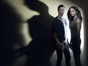 (1. Staffel) - M&uuml;ssen sich gegenseitig retten: Catherine Chandler (Kristin Kreuk, r.) und Vincent Keller (Jay Ryan, l.) ...