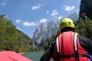 Person beim Rafting.