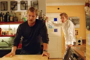 Leos (Henning Baum, l.) eifers&uuml;chtiger Freund Bernd (Holger Stockhaus, r.) wirft ihm das Treffen mit seinem Ex-Freund Thorsten vor und geht.