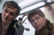 Jupp (Uwe Fellensiek, r.) und Falk (Dirk Martens, l.) untersuchen den Tatort.