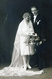 Bereits wenige Monate nach dem Kennenlernen heirateten Emilie und Oskar Schindler 1928 in Zwittau, dem heutigen Svitavy in Tschechien.; Zur ARTE-Sendung Emilie Schindler - Die vergessene Heldin Bereits wenige Monate nach dem Kennenlernen heirateten Emilie und Oskar Schindler 1928 in Zwittau, dem heutigen Svitavy in Tschechien. &copy; Gertrud Ferrari Foto: BR Honorarfreie Verwendung nur im Zusammenhang mit genannter Sendung und bei folgender Nennung "Bild: Sendeanstalt/Copyright". Andere Verwendungen nur nach vorheriger Absprache: ARTE-Bildredaktion, Silke W&ouml;lk Tel.: +33 3 90 14 22 25, E-Mail: bildredaktion@arte.tv