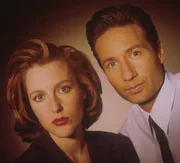 (3. Staffel) - Die FBI-Agenten Fox Mulder (David Duchovny, r.) und Dana Scully (Gillian Anderson, l.) erforschen ungew&ouml;hnliche Ph&auml;nomene.