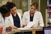 Ein harter Arbeitstag wartet auf Amelia (Caterina Scorsone, M.), Stephanie (Jerrika Hinton, l.) und Meredith (Ellen Pompeo, r.) ...