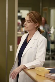 W&auml;hrend Maggie glaubt, dass Richard &uuml;ber ihre Beziehung mit Andrew Bescheid wei&szlig;, versucht Meredith (Ellen Pompeo), das Leben einer Patientin zu retten ...