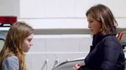 Jennas (Hayley McFarland, l.) muss mit Ansehen wie ihre Mutter erschossen wird. Kann Detective Olivia Benson (Mariska Hargitay) ihr bei der Verarbeitung des schrecklichen Erlebnisses helfen?