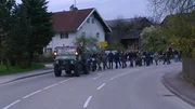 Unterbrunn 7 Uhr fr&uuml;h: Triumphzug durchs Dorf mit dem geraubten Maibaum.
