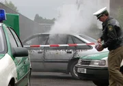 Auf dem Parkplatz einer Metallfirma finden die Arbeiter morgens ein ausgebranntes Autowrack. Am Steuer sitzt eine völlig verkohlte Leiche, die offensichtlich mit Benzin übergossen wurde. Auf dem Parkplatz einer Metallfirma finden die Arbeiter morgens ein ausgebranntes Autowrack. Am Steuer sitzt eine völlig verkohlte Leiche, die offensichtlich mit Benzin übergossen wurde.