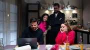 Baris (Metehan Demir&ouml;z, 2.v.r.) und Ronja (Theresa Traser, r.) sind nicht &uuml;berzeugt, einen guten Werbe-Clip f&uuml;r Bambi zu haben. Paco (Milos Vukovic) aber schon. Esma (&Ouml;zge Delioglan).