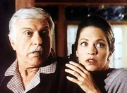 Lily (Carolyn Lowery, r.) sucht bei Dr. Sloan (Dick Van Dyke) Schutz vor ihrem Freund.