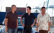 Endlich haben (v.l.) Jesse (Coby Bell), Michael (Jeffrey Donovan) und Sam (Bruce Campbell) die n&ouml;tigen Papiere, um das Land zu verlassen. Damit ihnen die Flucht gelingt wollen sie als Crew auf einem Frachter anheuern.