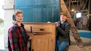 Heute nimmt sich das &bdquo;Hallo Schatz&ldquo;-Team bestehend aus Oli P. (r) und Victoria Beyer (l) des alten Sideboards von Henning Lambertz an. Das hat er schon von seinem Vater geerbt. Doch inzwischen passt es nicht mehr zur Einrichtung.