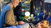 Blum (Anna Maria M&uuml;he) wacht &uuml;ber dem Bett ihres Sohnes Tim (Lilian Rosskopf).