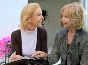 Ingrid (Jutta Kammann, links) hat nach einem Streit mit Gundula (Ursela Monn) das Ehemaligentreffen verlassen. Doch als Gundula pl&ouml;tzlich mit Ingrids vergessenem Fotoalbum vor ihrer T&uuml;r steht, vertragen sich die beiden Freundinnen wieder und plaudern vergn&uuml;gt &uuml;ber die alten Zeiten.