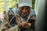 Safi (Denzel Goudmijn) informiert seine Kripo-Kollegen dar&uuml;ber, dass Yaqubs Frau fr&uuml;her als erwartet in ihre Wohnung zur&uuml;ckkehrt.