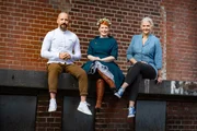 (v.l.n.r.) Christian H&uuml;mbs; Enie van de Meiklokjes; Bettina Schliephake-Burchardt