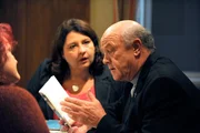Pfarrer Kurz schaut sich den Roman von Frau Schattenhofer genauer an. Von links: Monika Vogl (Christine Reimer) und Pfarrer Kurz (Hans Stadlbauer). Weitere Bilder unter www.br-foto.de.