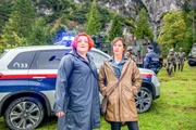 Bei einem Bundeswehr-Einsatz wird eine Leiche geborgen. Dr. Stefanie L&ouml;cker (Veronika Polly, l.) und Nina Pokorny (Julia Cencig, r.) fahren zum Fundort, an dem Stefanie feststellt, dass der Jugendliche noch nicht lange tot ist.