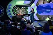 Wenn man mit analogen Instrumenten einen Ton spielt, entstehen dabei immer mehrere Frequenzen gleichzeitig. Das l&auml;sst sich gut an einer Geigensaite zeigen. Wenn man eine Geigensaite zupft oder streicht, versetzt man sie in Schwingung und - genau wie beim Lautsprecher - entsteht ein Ton dadurch, dass Luftmolek&uuml;le "angeschubst" werden.