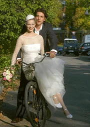 Niklas (Gregor T&ouml;rzs) muss seine Braut Nina (Suzan Anbeh) mit dem Fahrrad zum Traualtar fahren.