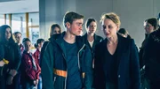 Jakob Pichler (Luis Vorrach) und Blum (Anna Maria M&uuml;he) bei der Gedenkveranstaltung f&uuml;r Pfarrer Jaunig in der Schule.