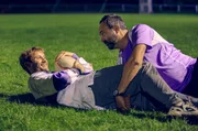 Gelungene Ablenkung: Robbie (Fr&eacute;d&eacute;ric Brossier, li.) lernt durch Trainer Andreas (Tom Keune) Rugby kennen.