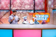 Woozle ist nun selbsternannter Health-Coach und möchte Simón dabei helfen, gesund zu bleiben. Doch dabei geht einiges schief und schließlich ist Simón derjenige, der Woozle gesund pflegen muss. Zum Glück bekommt er dabei Unterstützung. Woozle ist nun selbsternannter Health-Coach und möchte Simón dabei helfen, gesund zu bleiben. Doch dabei geht einiges schief und schließlich ist Simón derjenige, der Woozle gesund pflegen muss. Zum Glück bekommt er dabei Unterstützung.