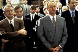 Ein junger erfolgsversprechender Harvard-Absolvent, w&uuml;rde sich in der Kanzlei von Oliver Lambert (Hal Holbrook, l.) und Avery Tolar (Gene Hackman, 2.v.r) sicher gut machen....