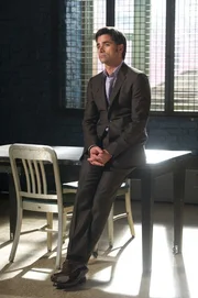 Ken Turner (John Stamos)