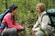Anna (links) und Biologin Ingrid freuen sich, so nah bei den wilden Schimpansen zu sein.