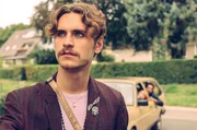 Simon (Ludwig Brix) hat eine Geburtstags&uuml;berraschung f&uuml;r seine Schwester.