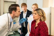 Dr. Jan K&uuml;hnert (Marc Dumitru, l.) begutachtet die geschwollene Lippe von Sabina (Tania Carlin, r.). Ihre Begleitung Jonas (Oli Petszokat) und Schwester Kiki  (Valerie Huber) wirken sichtlich erschrocken.