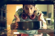 Levo (Arash Marandi) backt Kuchen für die Nachbarn. Levo (Arash Marandi) backt Kuchen für die Nachbarn.