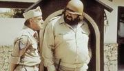Banana Joe (Bud Spencer, re.) braucht eine Lizenz f&uuml;r den Verkauf von Bananen. Sarto (Gunter Philipp, li.) kann ihm nicht helfen ...