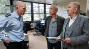 Bernd Sch&auml;fer (G&ouml;tz Schubert, l.) war der Vorgesetzte des get&ouml;teten Polizisten, die Kommissare Freddy Schenk (Dietmar B&auml;r, rechts) und Max Ballauf (Klaus J. Behrendt, 2.v.r.) m&uuml;ssen auch in der Dienststelle ermitteln.