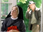 Schwester Camilla (Ann-Kathrin Kramer) vertraut darauf, dass ihr ihre Lüge verziehen wird – geht es doch um die Unschuld einer potentiellen Nonne! Der Kommissar (Günter Maria Halmer) allerdings denkt sich schon, dass Camillla etwas im Schilde führt und behält sie deshalb im Auge. Schwester Camilla (Ann-Kathrin Kramer) vertraut darauf, dass ihr ihre Lüge verziehen wird – geht es doch um die Unschuld einer potentiellen Nonne! Der Kommissar (Günter Maria Halmer) allerdings denkt sich schon, dass Camillla etwas im Schilde führt und behält sie deshalb im Auge.
